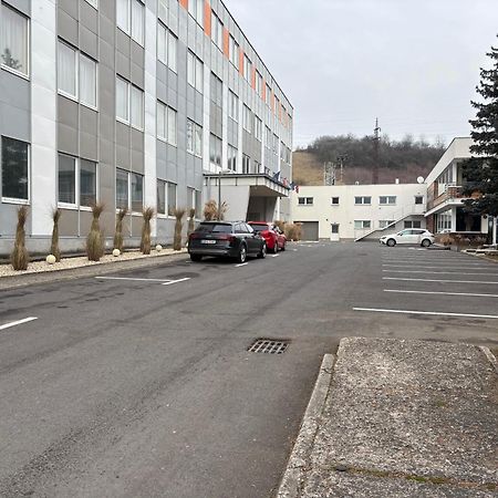 City Hotel B&B, Reception 24 7, 800M Od-From R1, Free Parking Banska Bystrica Bagian luar foto