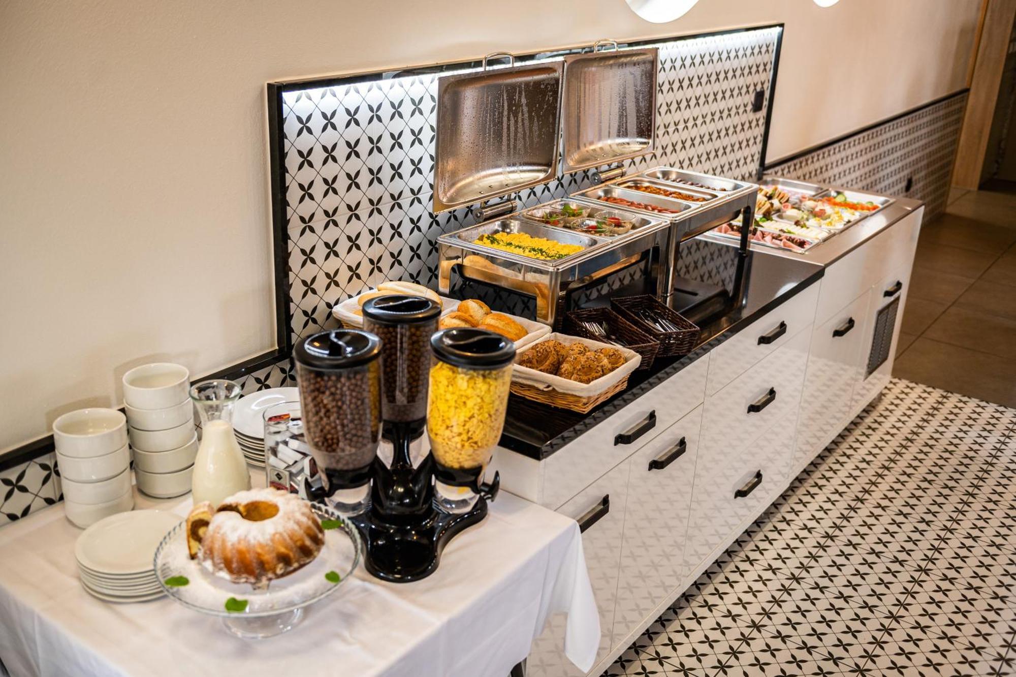 City Hotel B&B, Reception 24 7, 800M Od-From R1, Free Parking Banska Bystrica Bagian luar foto