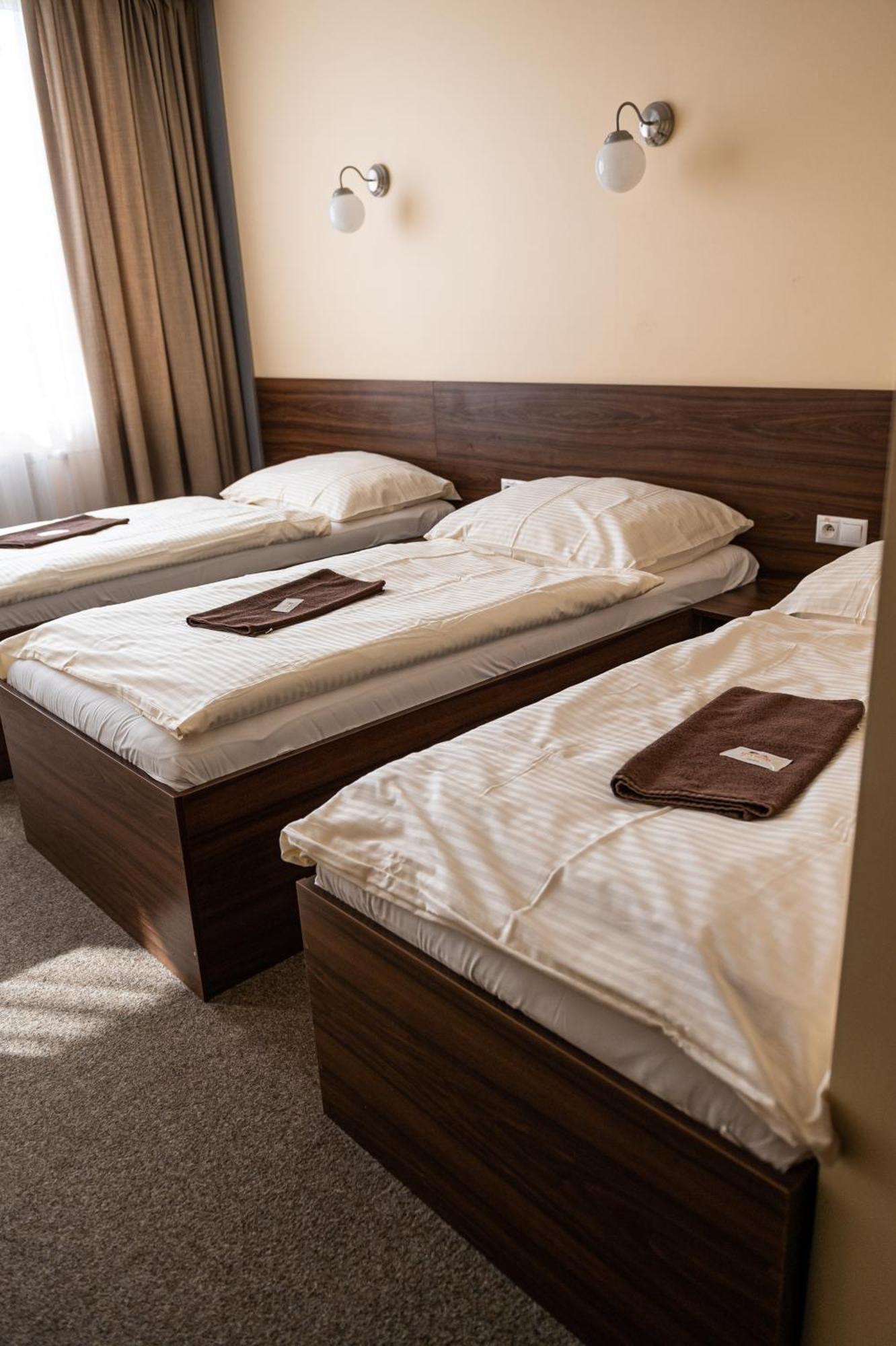 City Hotel B&B, Reception 24 7, 800M Od-From R1, Free Parking Banska Bystrica Bagian luar foto