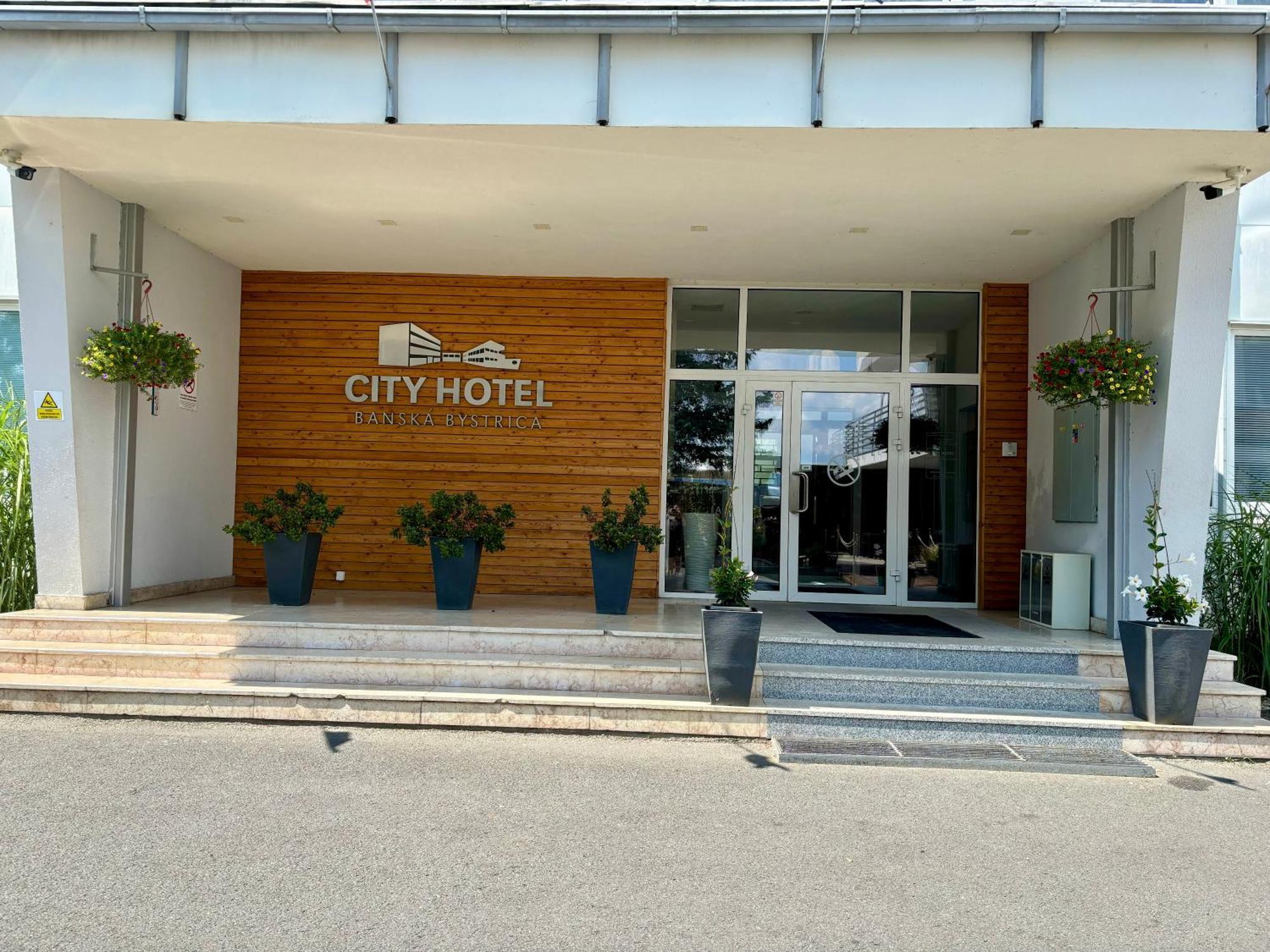 City Hotel B&B, Reception 24 7, 800M Od-From R1, Free Parking Banska Bystrica Bagian luar foto