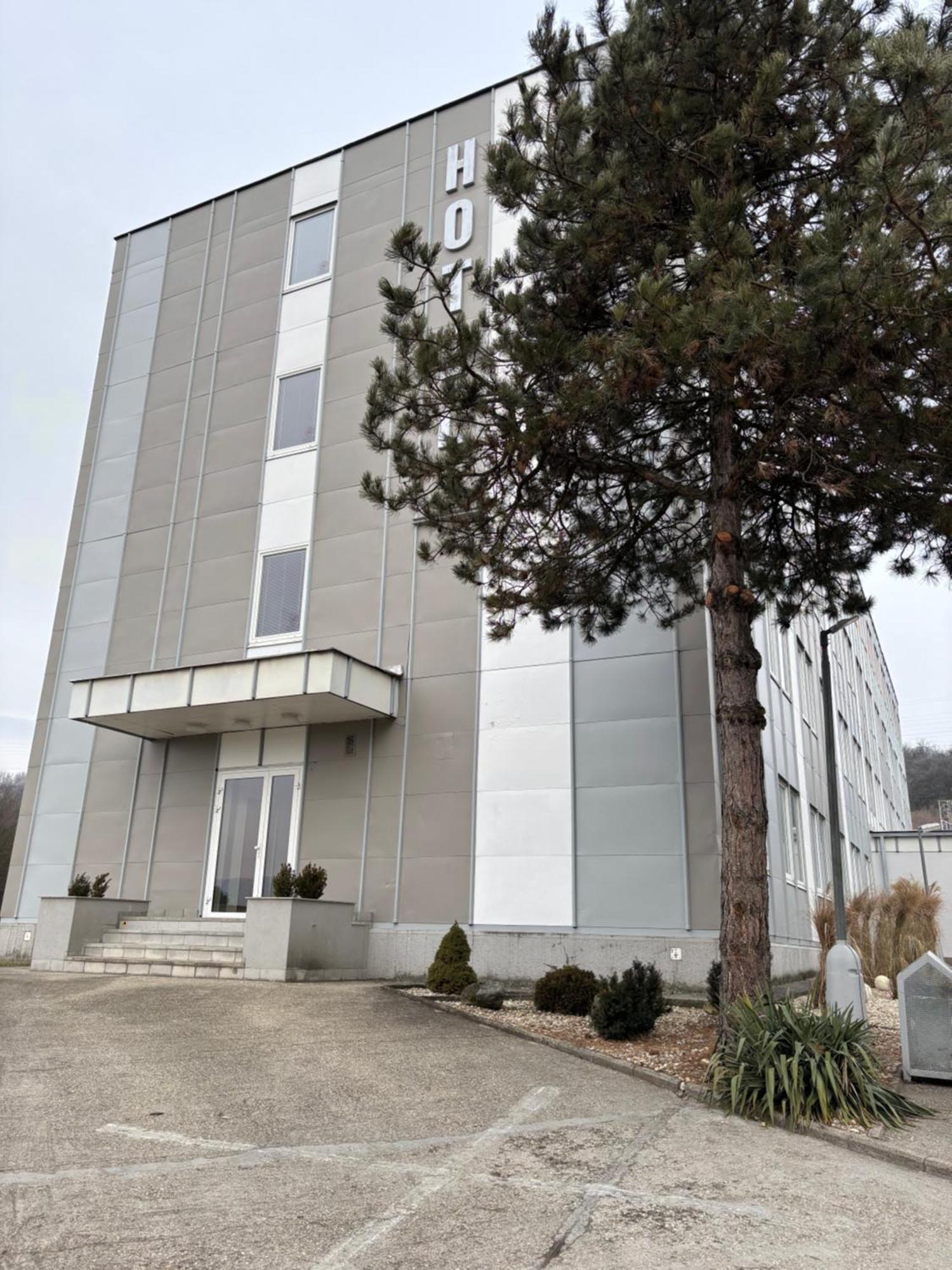 City Hotel B&B, Reception 24 7, 800M Od-From R1, Free Parking Banska Bystrica Bagian luar foto