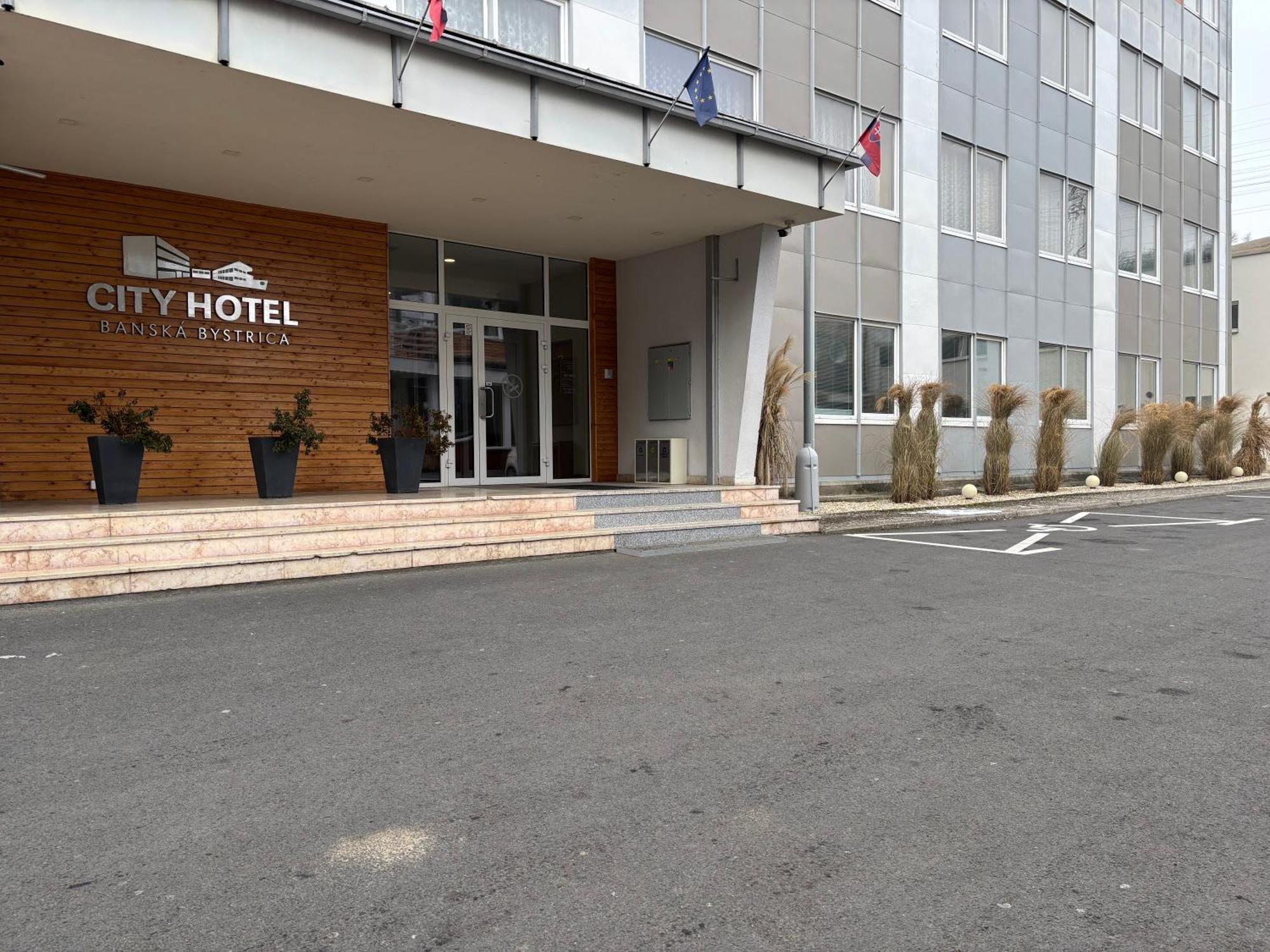 City Hotel B&B, Reception 24 7, 800M Od-From R1, Free Parking Banska Bystrica Bagian luar foto