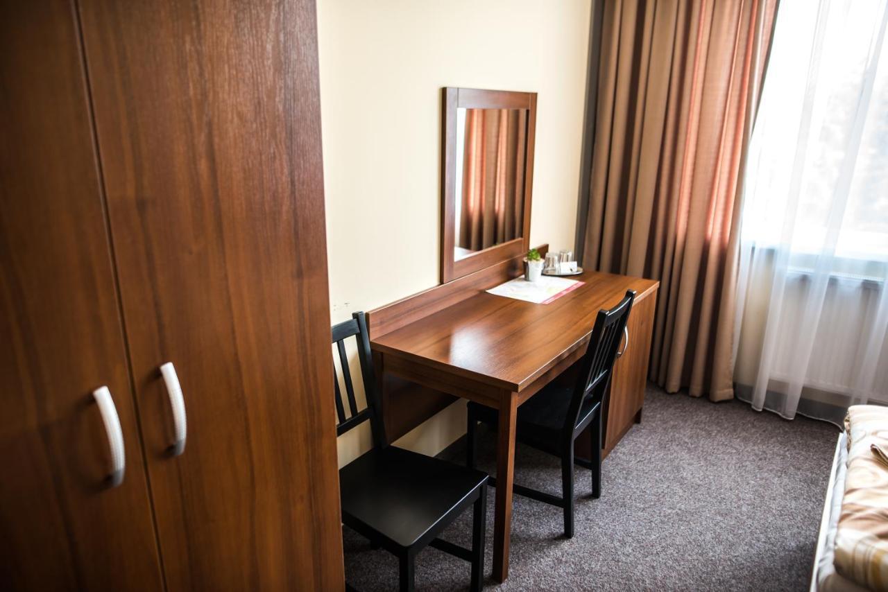 City Hotel B&B, Reception 24 7, 800M Od-From R1, Free Parking Banska Bystrica Bagian luar foto