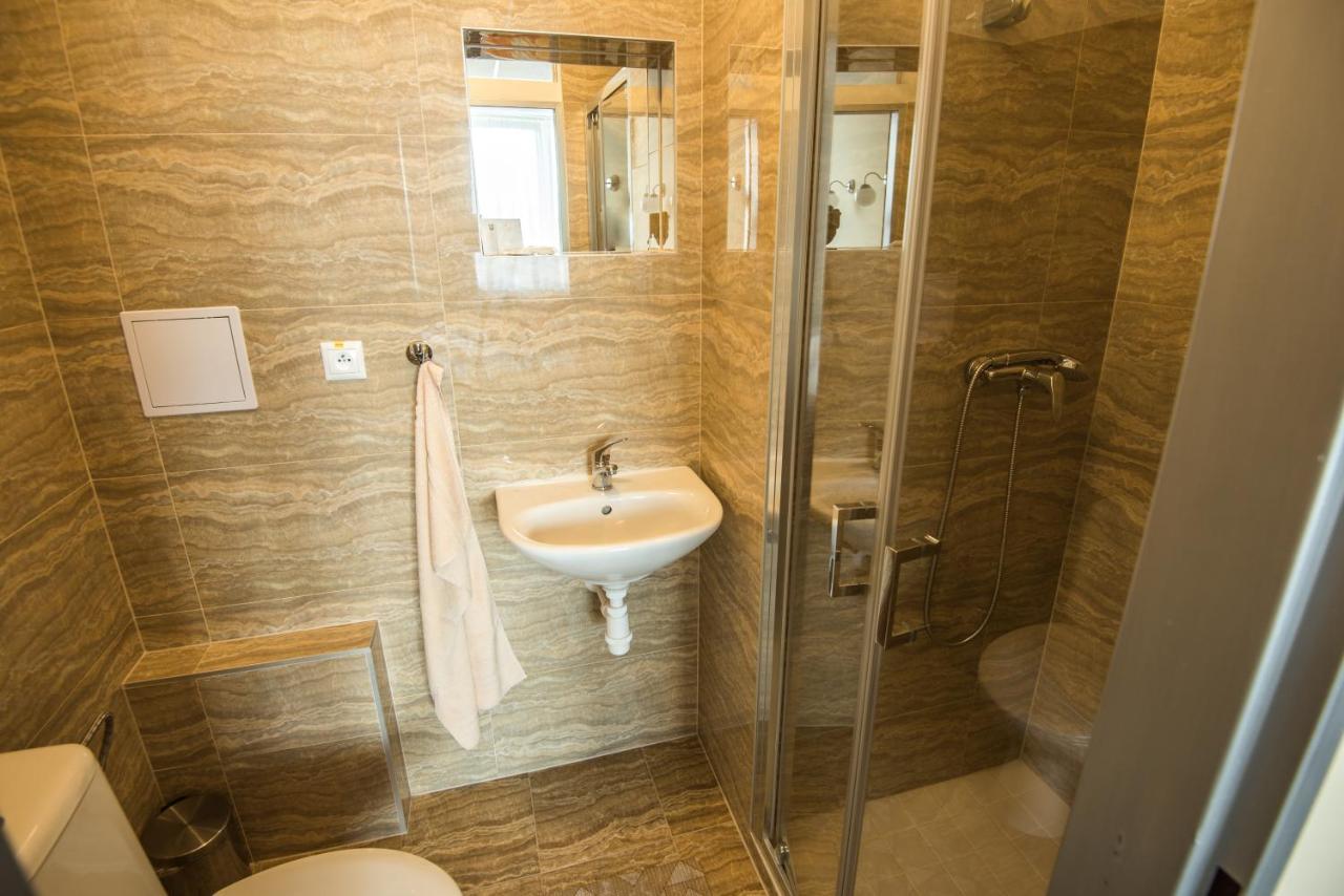 City Hotel B&B, Reception 24 7, 800M Od-From R1, Free Parking Banska Bystrica Bagian luar foto