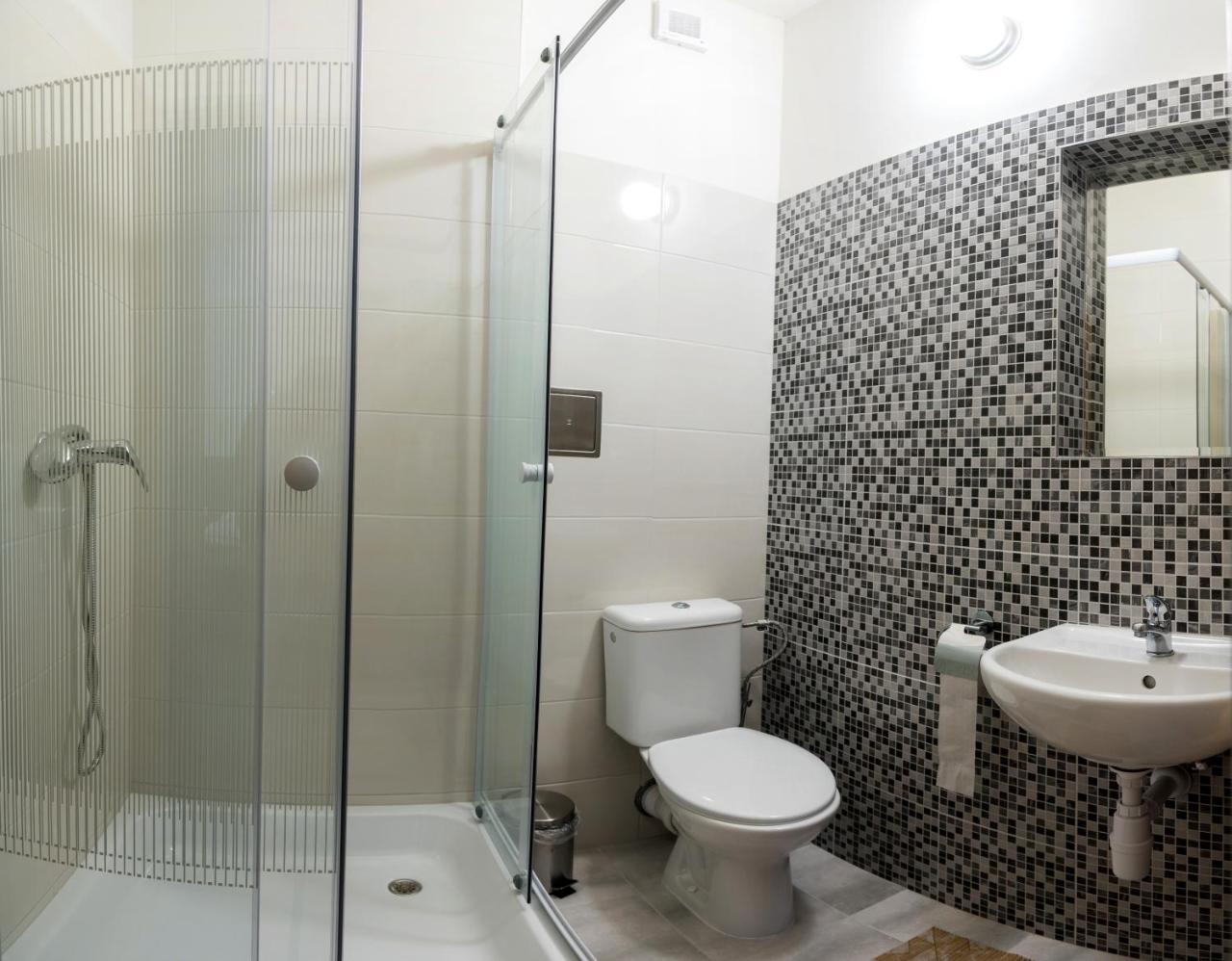 City Hotel B&B, Reception 24 7, 800M Od-From R1, Free Parking Banska Bystrica Bagian luar foto