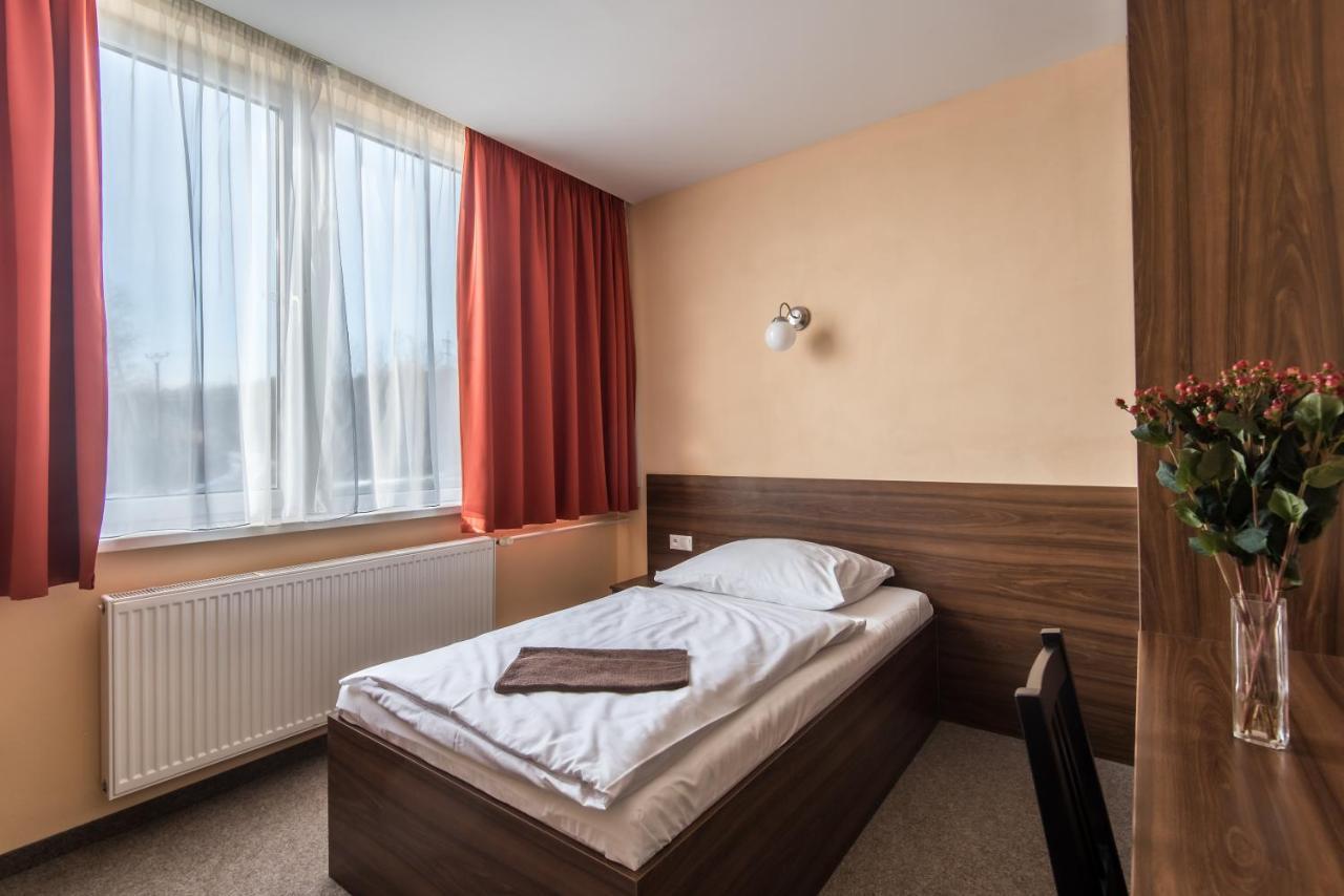 City Hotel B&B, Reception 24 7, 800M Od-From R1, Free Parking Banska Bystrica Bagian luar foto