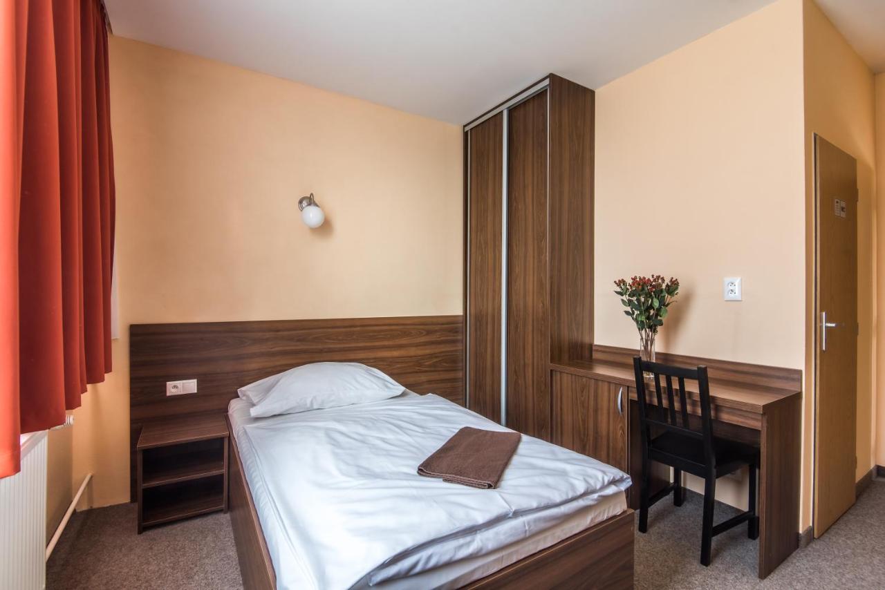 City Hotel B&B, Reception 24 7, 800M Od-From R1, Free Parking Banska Bystrica Bagian luar foto