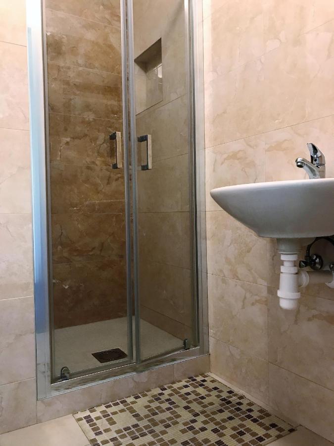 City Hotel B&B, Reception 24 7, 800M Od-From R1, Free Parking Banska Bystrica Bagian luar foto